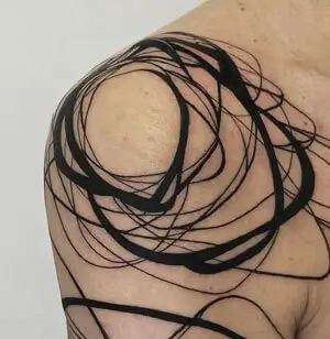 Tatuador en Madrid-Jose Prieto Tattoo - Estilo Abstracto - Negro - Hombro