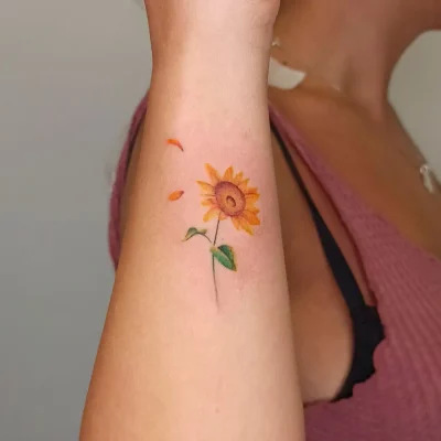 Tatuador en Madrid José Prieto Tattoo Realismo Color Muñeca flor girasol
