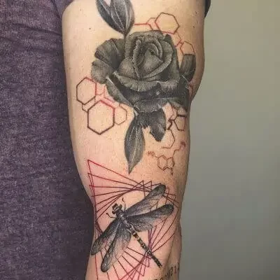 Tatuador en Madrid José Prieto Tattoo Realismo Negro Rosas Brazo