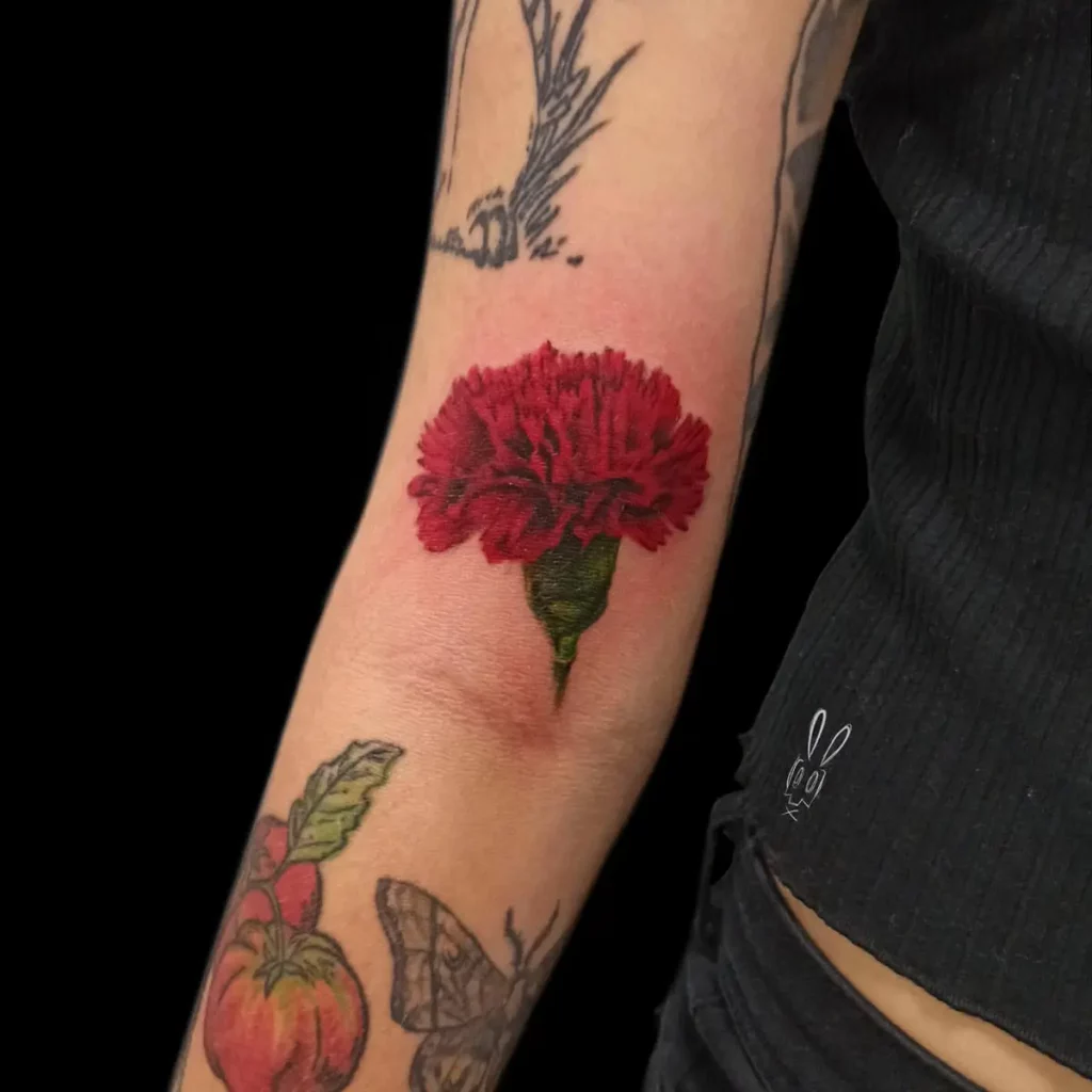 Tatuador Especialista En Realismo - Madrid - José Prieto Tattoo - Tatuaje Microrealismo a color de flor clavel en antebrazo