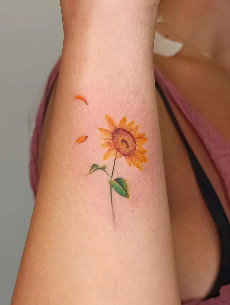 Tatuador Especialista En Realismo - Madrid - José Prieto Tattoo - Tatuaje Micro Realismo a Color de Flor Girasol en antebrazo